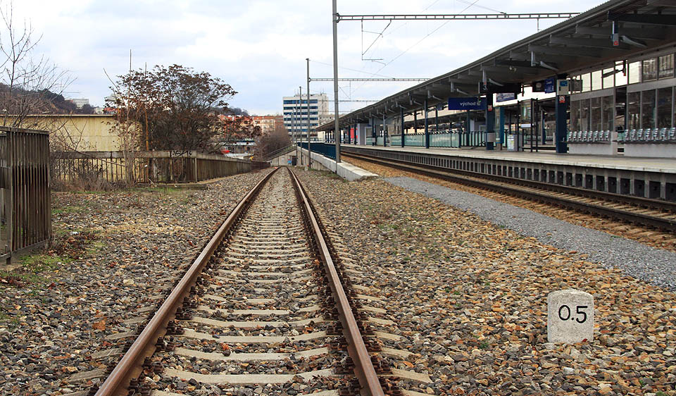 Kolej 6c klesá do přístavu na severní straně stanice Praha-Holešovice.
