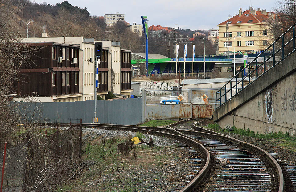 Výhybka 11XA a návěstidlo Se22, za kterým začíná nejmladší část holešovických vleček, tzv. Nové napojení přístavu z roku 1980.