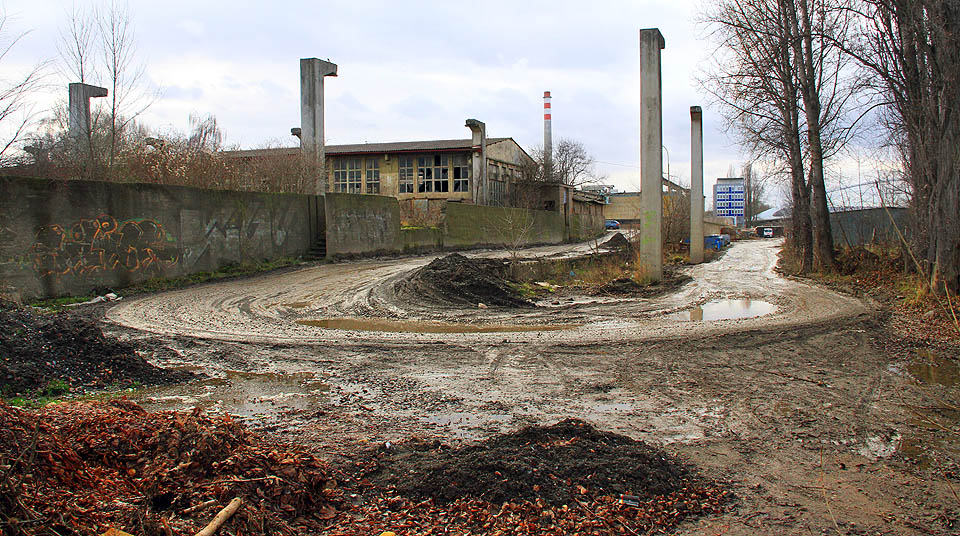 Tudy vedla pobřežnáí vlečka do panelárny. Dnes tudy projíždí nákladní auta, která se podílí na demolici dalšího kousku průmyslové Prahy.