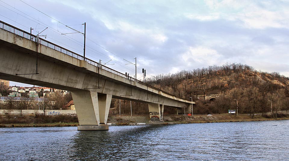 Pohled přes Vltavu na Holešovický most a nový Libeňský tunel (pod Bílou skálou).