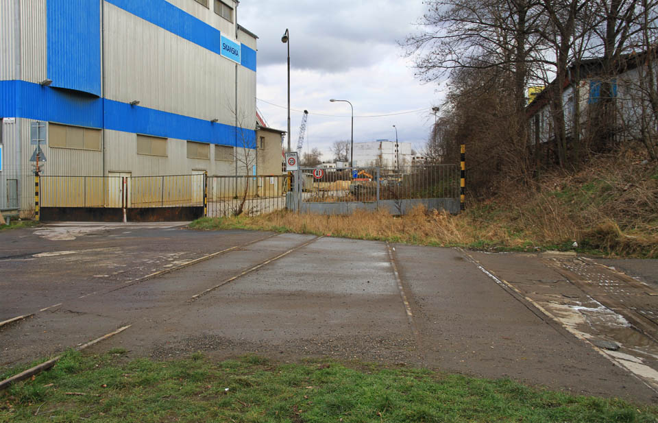 Jediná dosud nepřístupná část vlečky je v roce 2016 v tzv. dolní části holešovického přístavu. Tady vcházely koleje přímo na nábřežní zeď a umožňovlay překládku mezi vagóny a říčními loděmi.