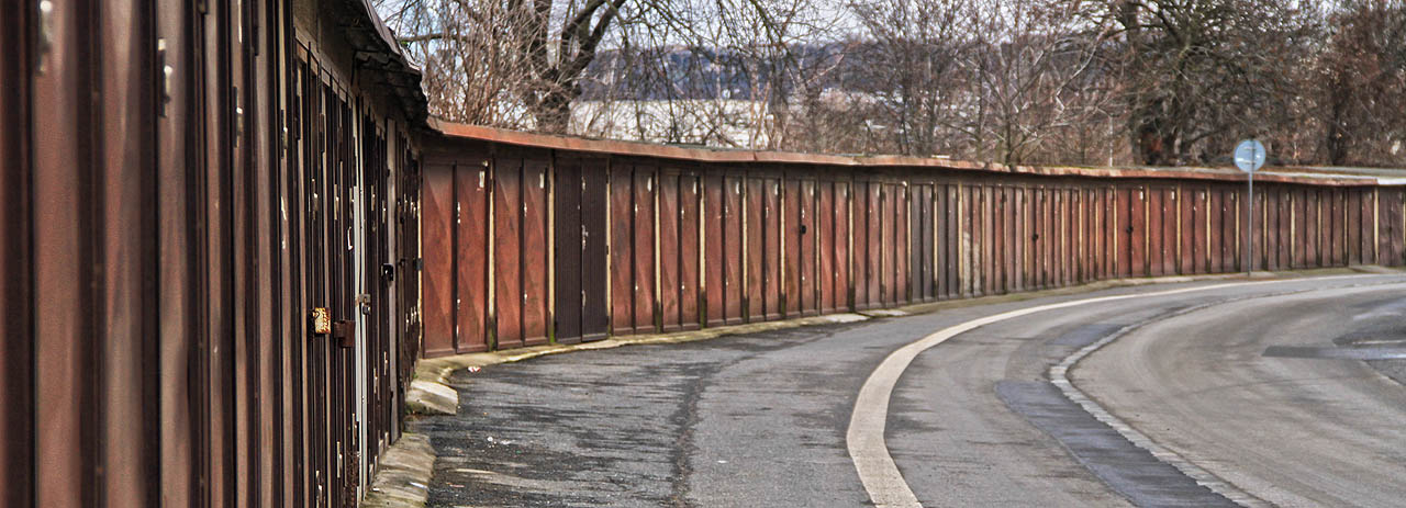 Dolní část holešovického přístavu je v roce 2016 stále nepřístupná. Je nutno obejít ji rovnoběžnou ulicí Varhulíkové, která rovněž nepostrádá zvláštního půvabu.