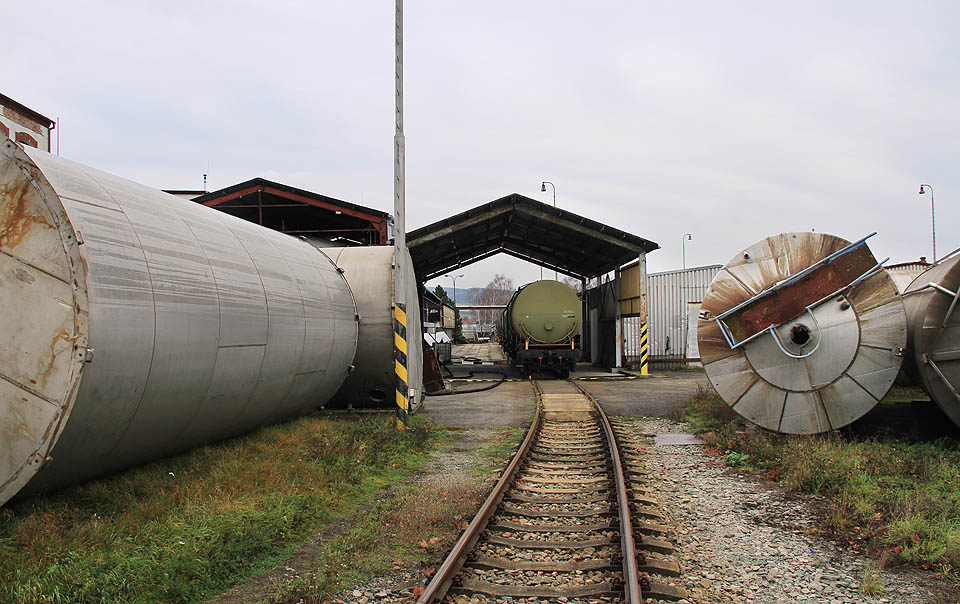 Nejsevernější III. větev vlečky je tvořená kolejí, která prochází krytým stáním pro stáčení kapalných surovin z kotlových vozů.