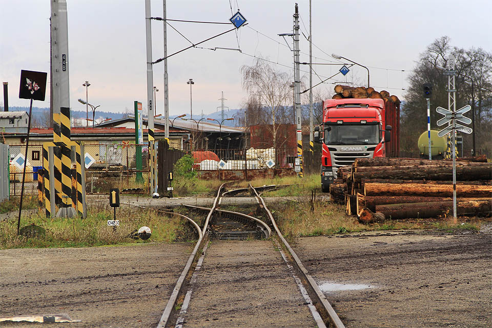 Pohled od severu na II. větev vlečky odbočující výhybkou č, CH2 (vlevo) a I. větev odbočující výhybkou č. CH3 (v dálce).
