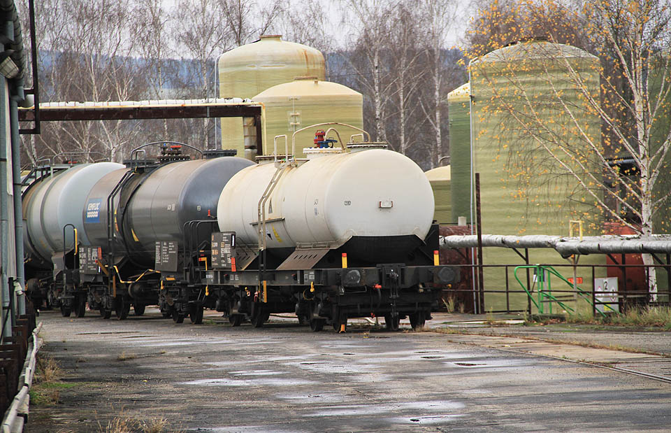 Čerstvě odstavené kotlové vozy na II. větvi vlečky do chemičky v Rájci-Jestřebí.