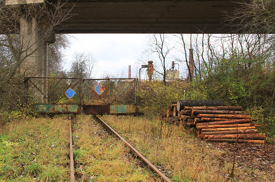 Jako tajemná brána do Zababovy pohádkové železniční říše skrývající neskutečná tajemství - třeba spojovací kolej, vedoucí na druhé straně přímo do kolejiště stanice Rájec-Jestřebí.
