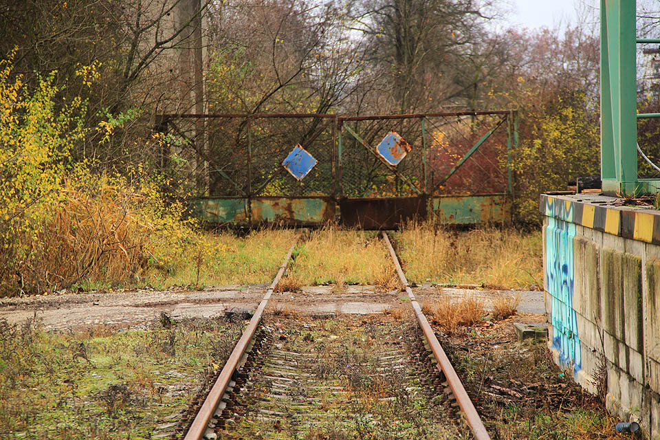Historicky vlečka pokračovala pod silničním mostem skrz bránu dále na sever, kde se spojovala s aktuálně nefunkční vlečkou Jihomoravských dřevařských závodů.