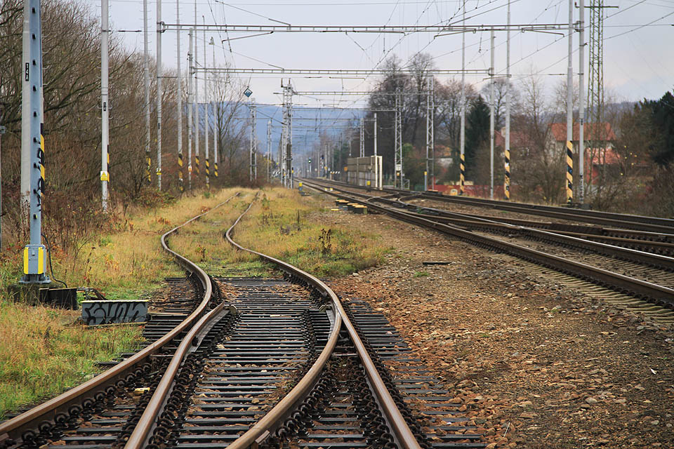 Pohled od výhybky K1 na jih, na výtažnou kolej směrem k železniční zastávce Dolní Lhota.