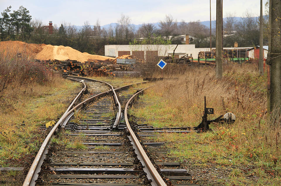 Z vlečky do šamotky odbočuje rovněž kolej vlečky na pilu Lesů města Brna. Další trasa je od počátku 10. let 20. století neprůjezdná, jak signalizuje modrý terč.