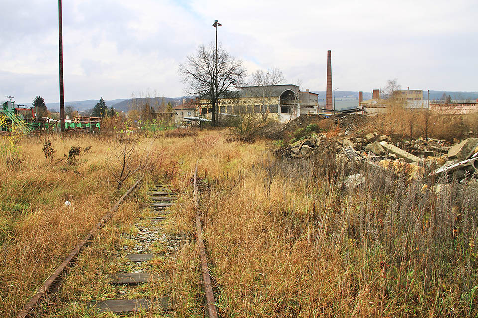Kolej vedoucí přes opuštěné rumiště tak má dost času na postupné rezivění.