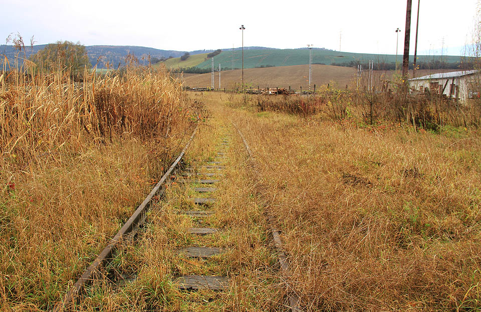 Pohled od přejezdu zpět k železniční stanici.
