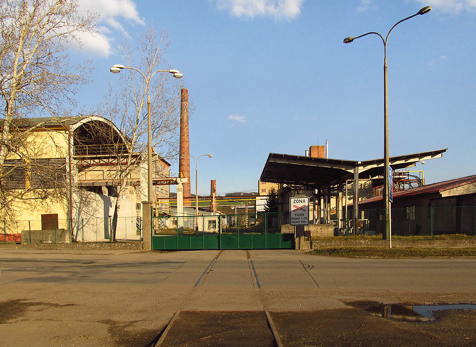 Přejezd a brána do areálu šamotových závodů v roce 2014.
