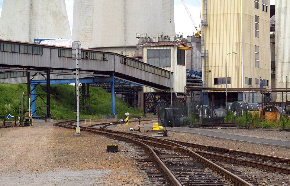 Tudy se lze dostat do budovy k turbínám, k rozvodně nebo na kolej pro dovoz mazutu.