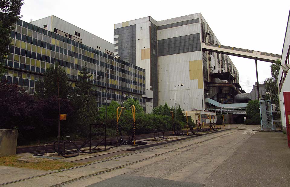 Kolej pro čerpání mazutu z kotlových vozů.