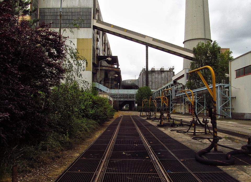 Kolej pro čerpání mazutu, v pozadí budova elektrárenských bloků (kotle a turbíny).
