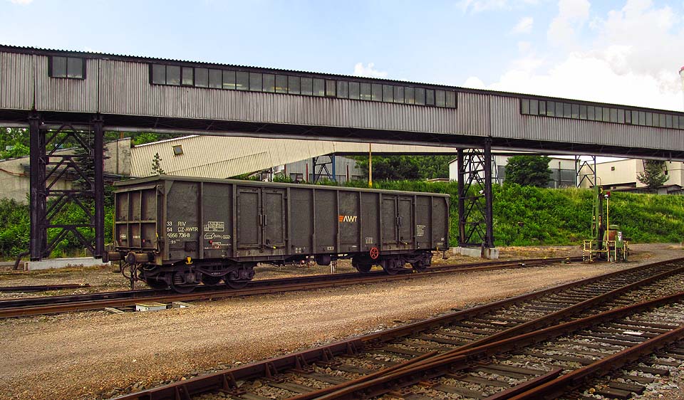 Po vyklopení uhlí vyjíždí prázdné vozy na kusou úvraťovou kolej, kde si je předají dvě kočky automatického podavače.