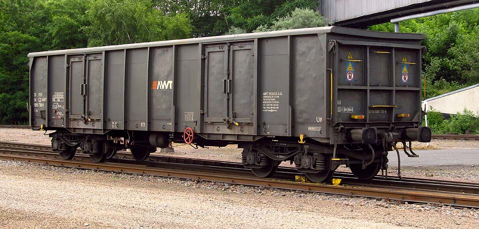 Na pravém předním kole lze dobře pozorovat pojízdnou kočku taženou ocelovým lanem. Po dojetí na místo určení se žluté bloky sklopí a vůz je volný.