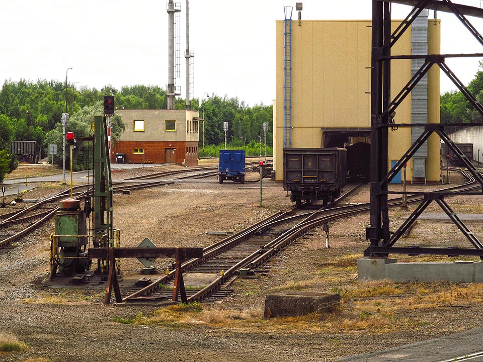 Pohled na kusou kolej s navijákem na konci. Vůz právě vyjíždí z budovy výklopníku. Zcela vpředu vpravo je vidět kolej vedoucí do prostoru elektrárenských bloků.