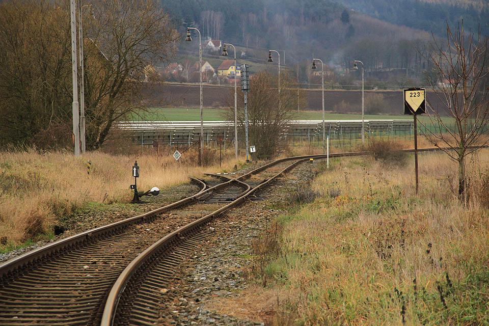 Odbočení vlečky výhybkou č. 5 v km 18,940. Za výhybkou je vidět vjezdové návěstidlo.