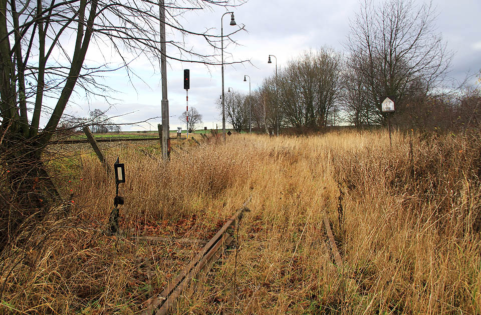S obtížemi lze vyhledat pod stepními travinami jedinou přeživší výhybku vlečky.