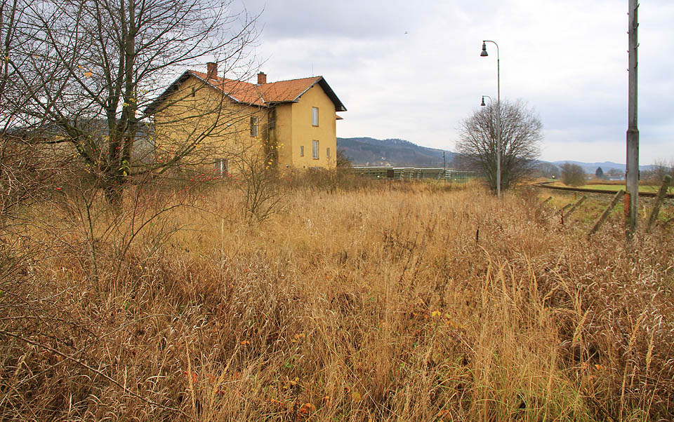Tady přijde ke slovu cit železničního archeologa. Normální smrtelník by koleje pod nohama vůbec nevytušil.