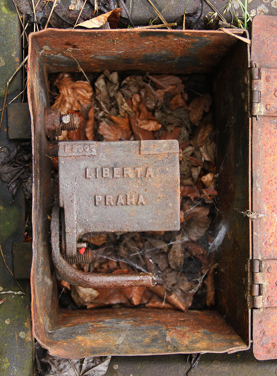 Firma Liberta Praha byla pokračovatelem pobočky německého výrobce zabezpečovací techniky „Továrna na stroje Anton Fross-Büssinga Liberta“ z pražských Buben. Zdejší angličák je pravděpodobně jejím dílem.