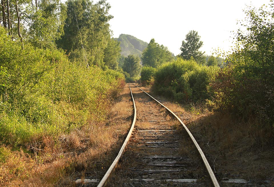 Táhlé stoupání o délce 300 m k vrcholu Partyzánského kopce mezi levým a pravým obloukem.