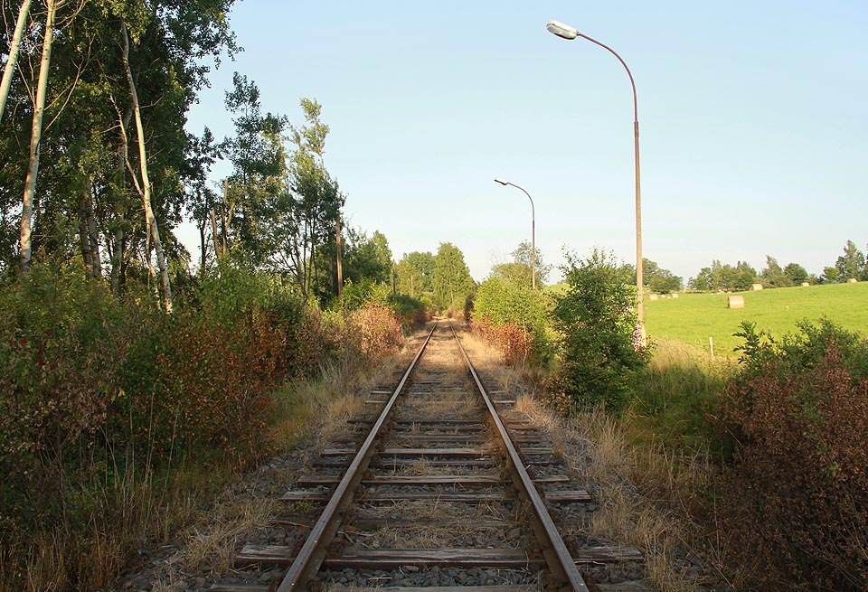 Vodorovný přímý úsek před vjezem do areálu lomu (pohled zpět k dráze).