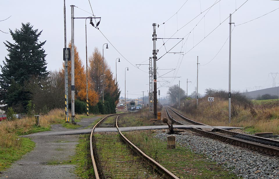 Vlečka vede souběžně s tratí až k bráně do areálu.