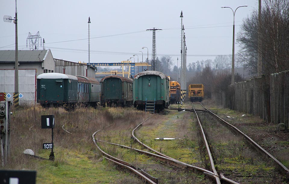 Většina kolejí vlečky je zaplněna staršími odstavenými vozy.