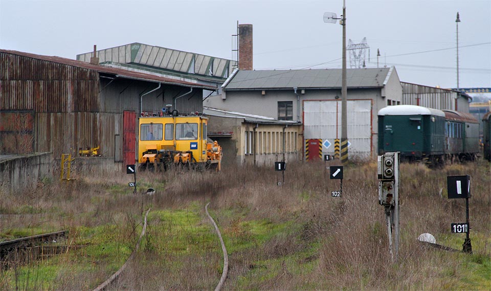 Rozvětvení je složité, koleje se proplétají všude včetně vnitřních prostor budov.