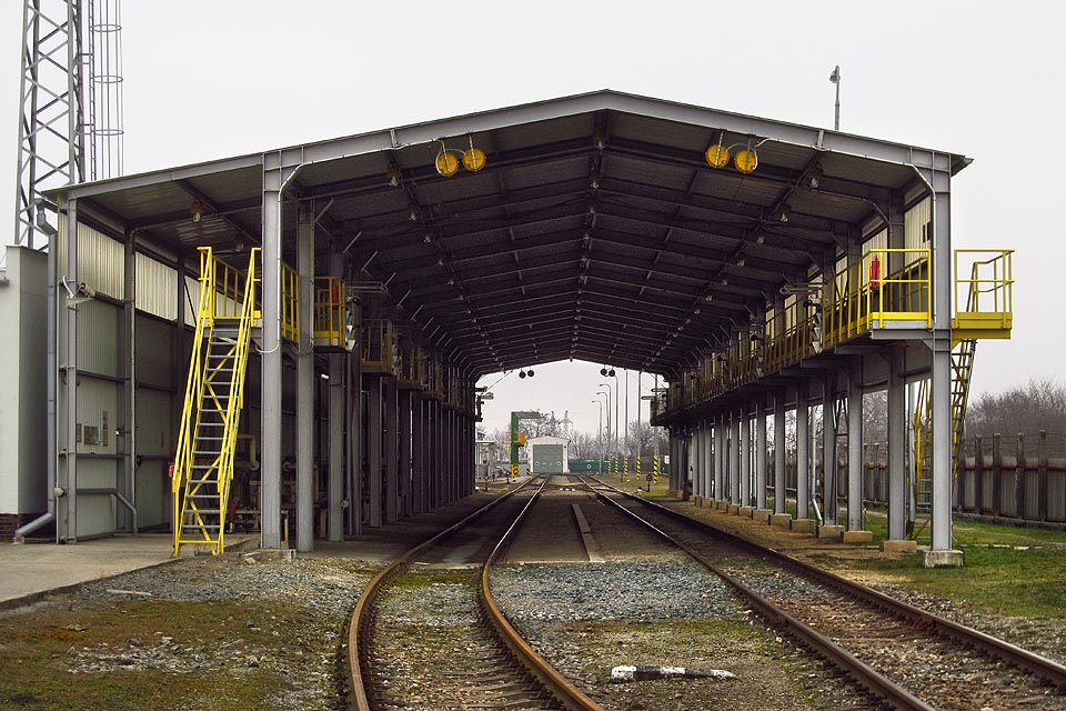 Přístřešek umožňuje přístup k vozům a čerpání paliv ze všech stran, ve dne i v noci za každého počasí.