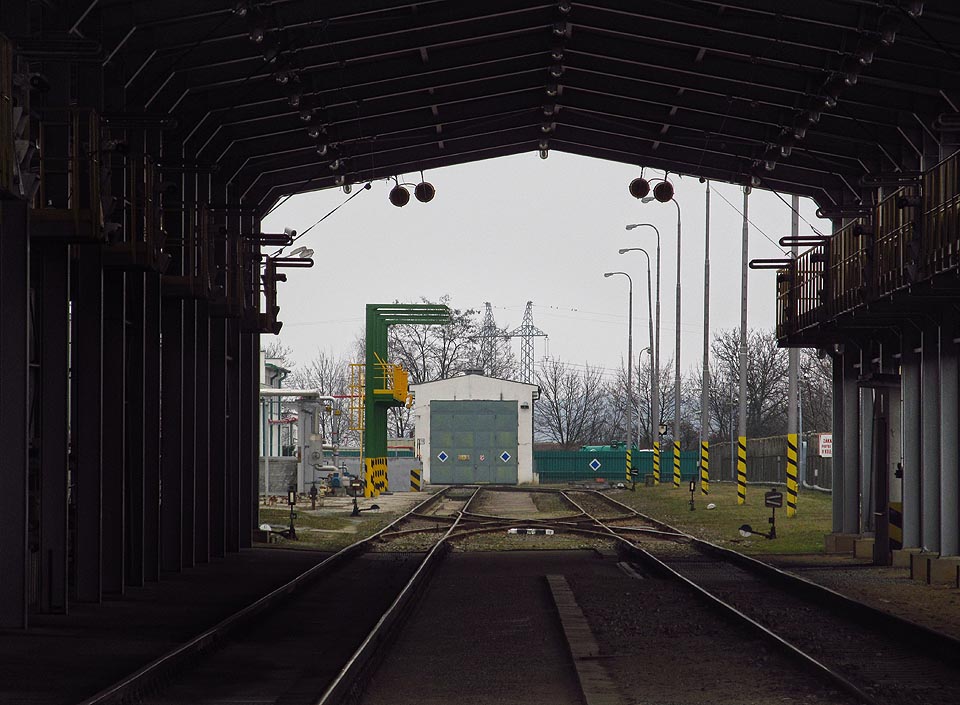 Další čerpací zařízení se ukrývají na závěrečném úseku vlečky za přístřeškem.