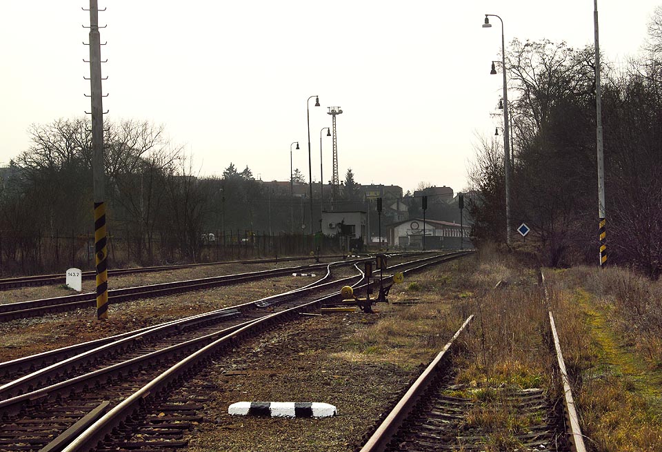 Pohled zpátky do stanice Střelice a odvratná kolej.