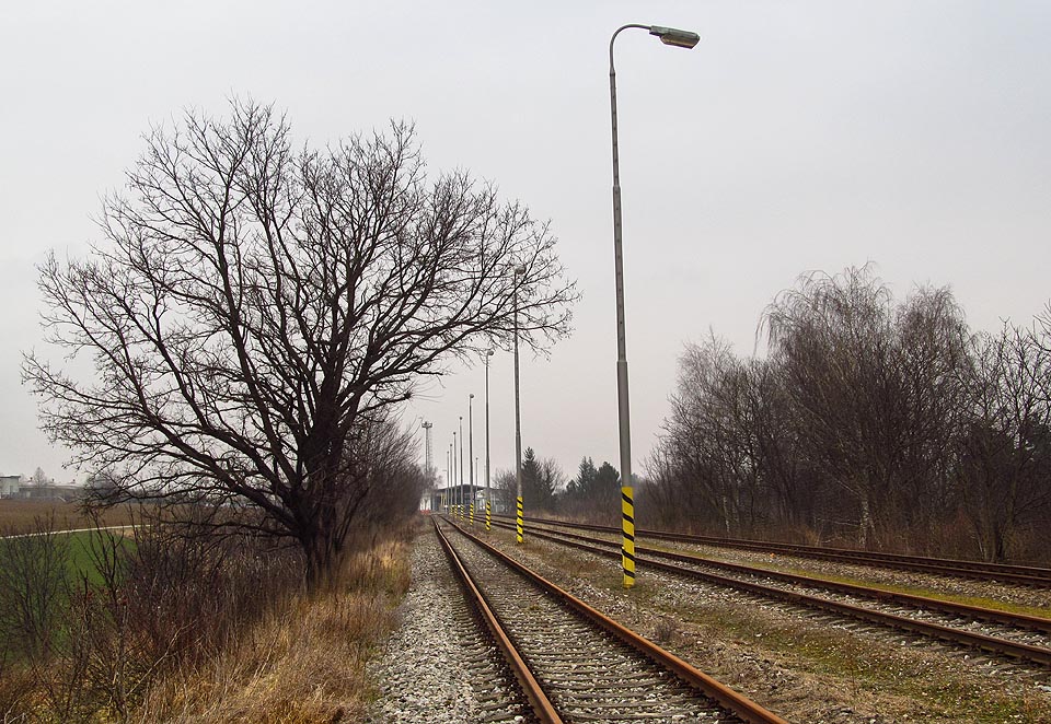 Délka kolejiště pro odstavování souprav je přes 400 m.