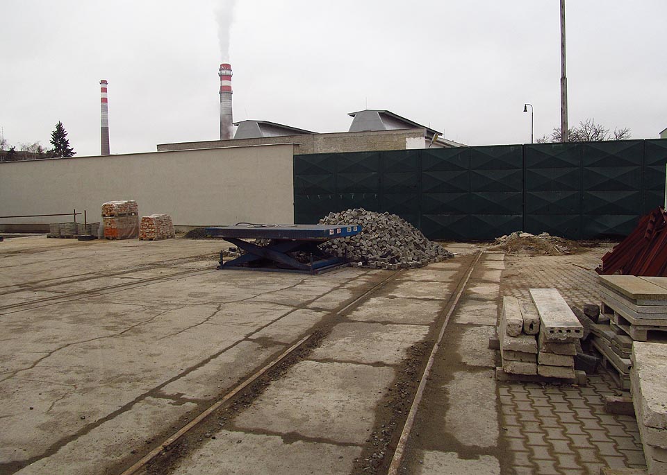 Uvnitř areálu bývalé Mosilany je vlečka v dezolátním stavu. Po privatizaci objektů oddělili noví vlastníci pozemky ploty a zdmi, které nerespektují přirozenou trasu vlečky podél Svitavského náhonu a průchod po kolejích je tak nemožný bez přelézání ohrad a naskládaného materiálu.