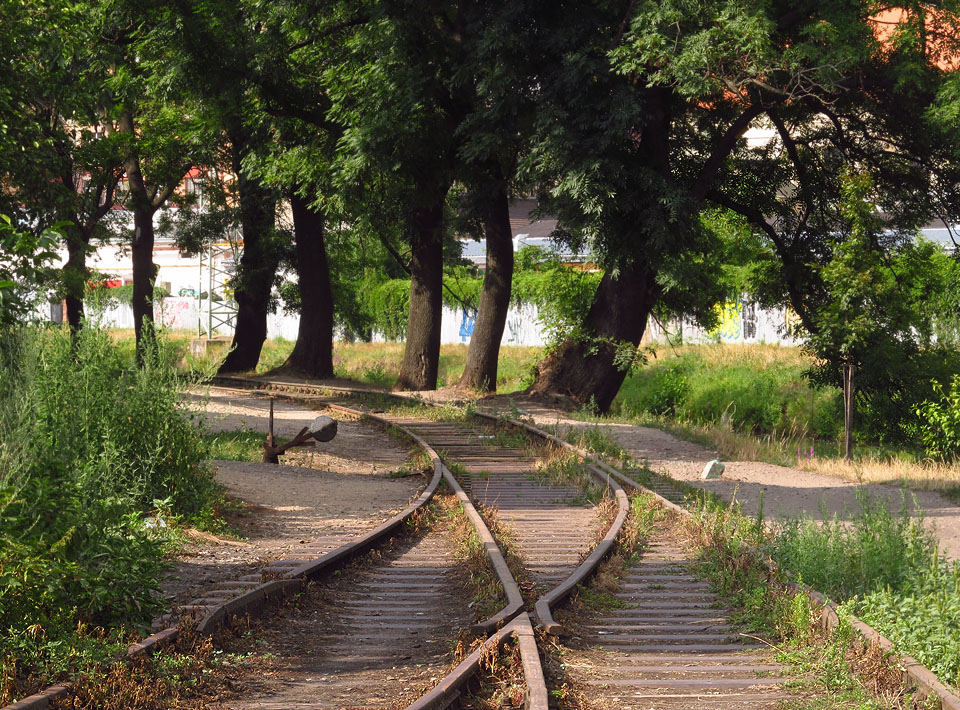 Odbočení od Svitavské pobřežní dráhy na břehu řeky Svitavy.