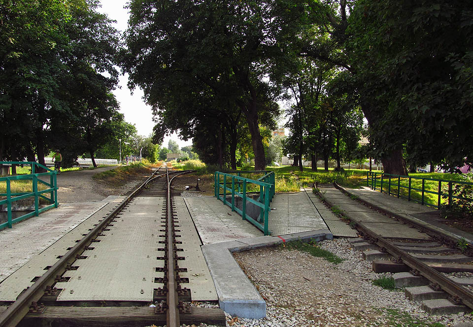 Bezprostředně za místem, kde se vlečka odděluje od Svitavské pobřežní dráhy, kříží společně s ní Svitavský náhon, který na stejném místě vzniká oddělením od zregulovaného toku Svitavy do jejího původního koryta.