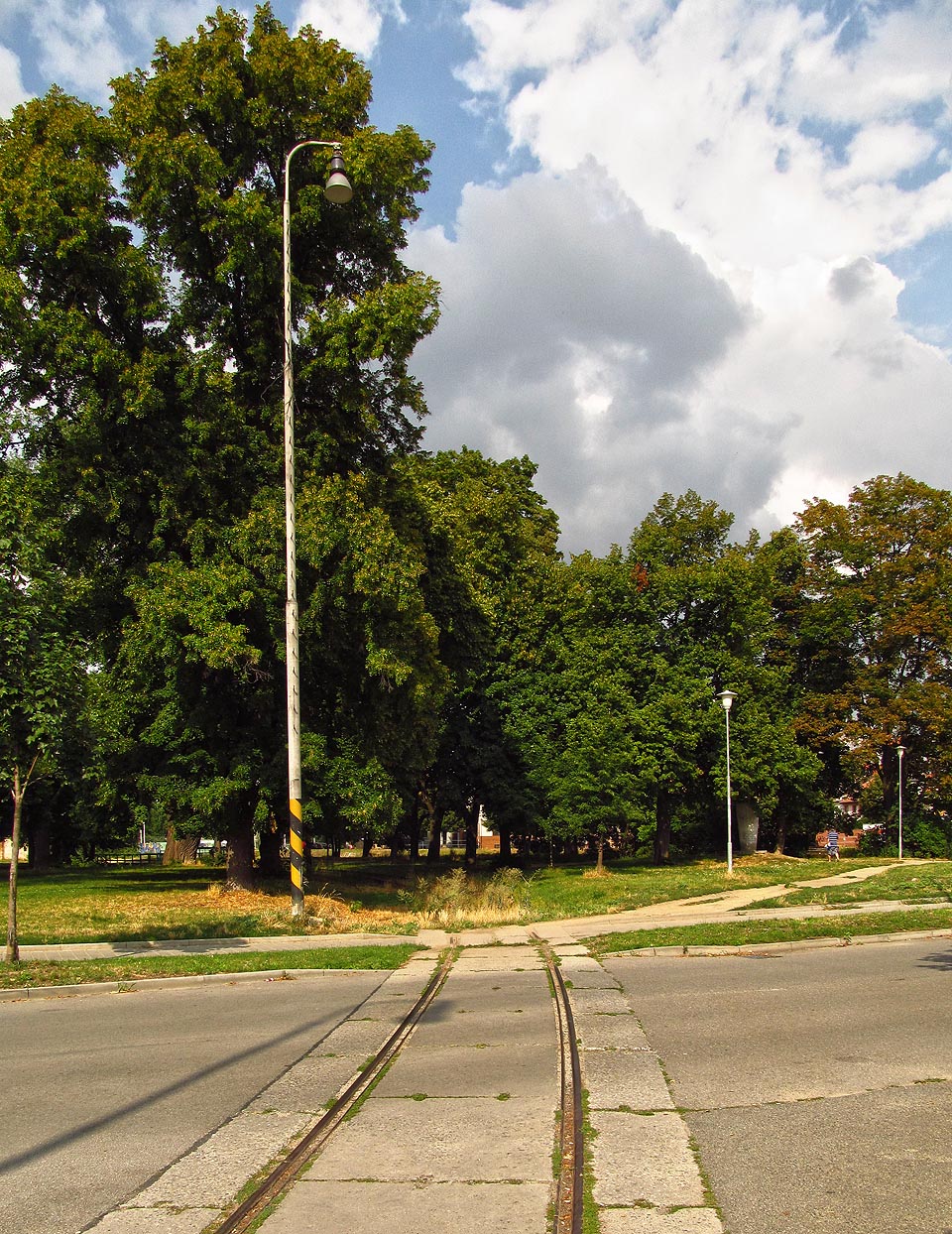 Koleje vedoucí parkem patří k nejhezčím místům v okolí, přestože je již nezdobí secesní okno nádherného areálu druhého závodu brněnské Vlněny.