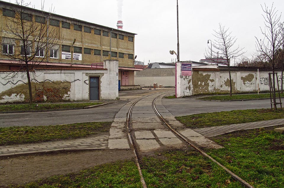 Vjezd do tvoráního areálu v bloku mezi ulicemi zvučných názvů Tkalcovská, Plynárenská, Radlas, Barvířská a Cejl.