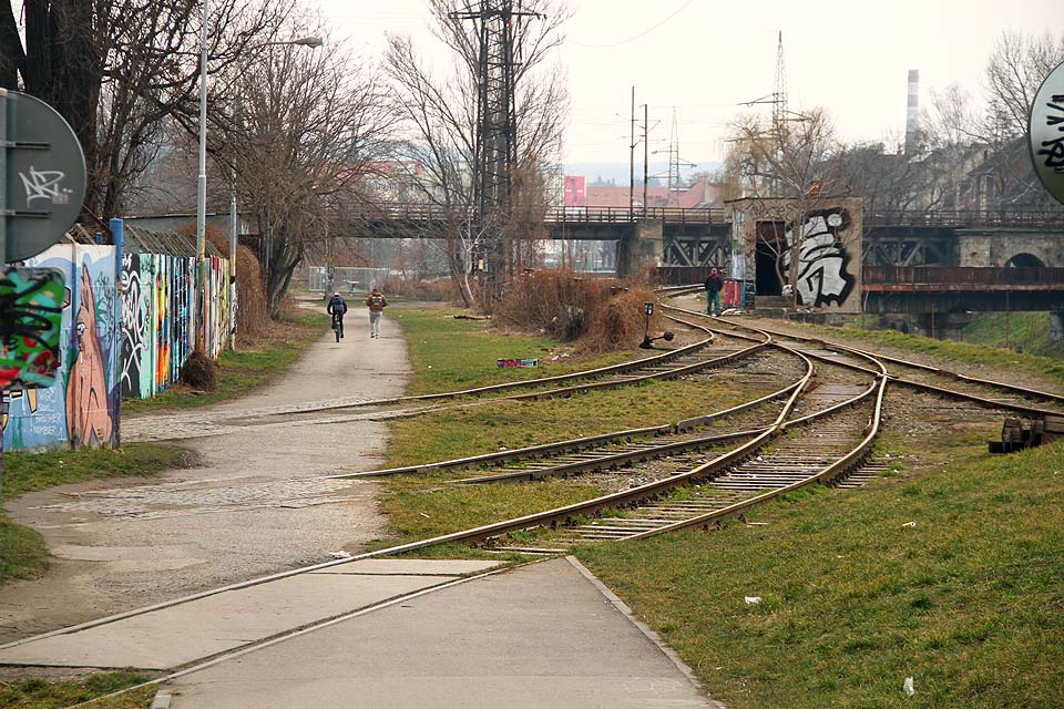 Pohled zpátky k severovýchodu na trojici kolejí vcházejících do strojíren Šmeral.