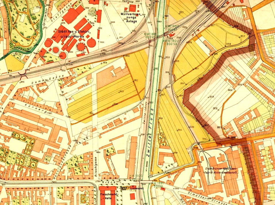 Stav (tehdy relativně nové) vlečky v roce 1906. Na místě dnešních strojíren se ještě rozkládají pole a z tišnovské dráhy na břehu Svitavy vybíhá jedna nesmělá kolej mezi několik malých továrních budov.