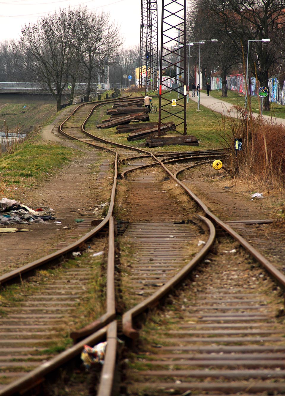 Vlečka odbočuje z Sitavské pobřežní dráhy dvojicí ručně stavěných výhybek severně od Křenové ulice.