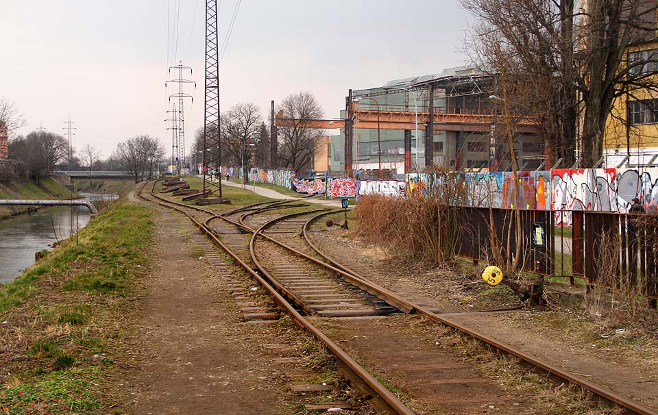 Ještě než překročí hranici areálu strojíren, rozdělí se jižní kolej na dvě, z nichž jedna míří na jih a druhá se stáčí k západu.