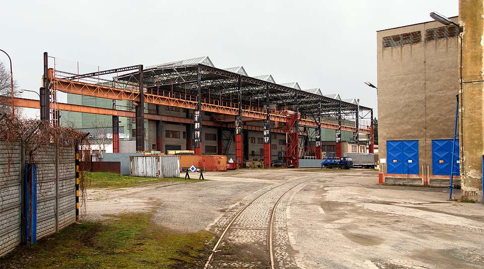Pohled na severní kolej, pokračující do hloubi areálu a kolej prostřední, která záhy končí šturcem.
