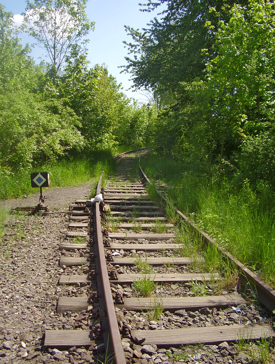 Výkolejka ZVK1 chránila stanici před vozy, které by se mohly přiřítit z vlečky, která od stanice vytrvale stoupá.