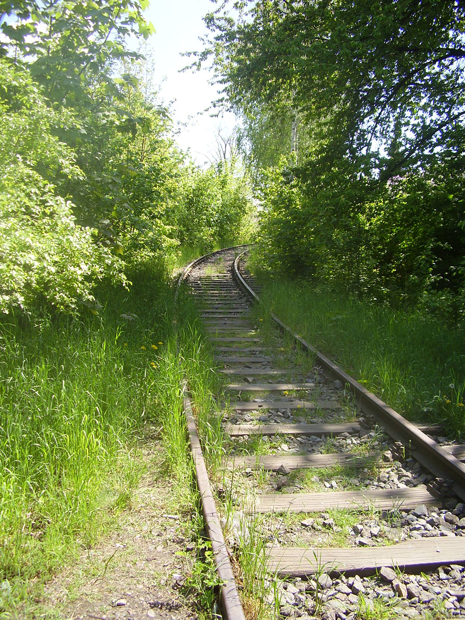Zbýšovská dráha začíná táhlým obloukem o poloměru cca 150 m, kterým se ze stanice stočí k jihozápadu o více než 90°.