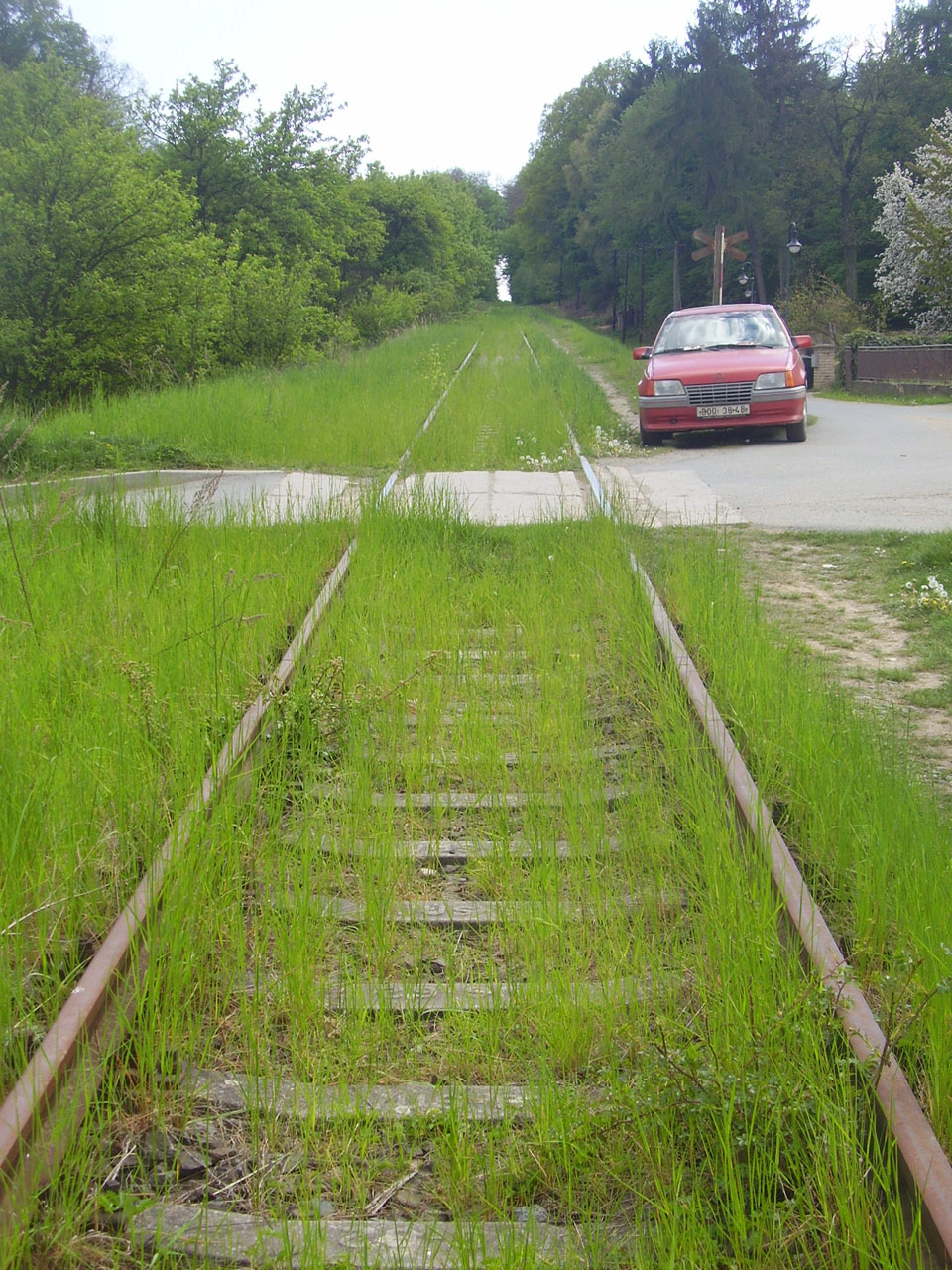 Na konci dlouhého přímého úseku Zbýšovská dráha vyšplhala do sedla nad Zbýšovem (382 m n. m.), odkud mnoha oblouky klesala přes Zbýšov až k dolu Anna (325 m n. m.) nad Oslavany.