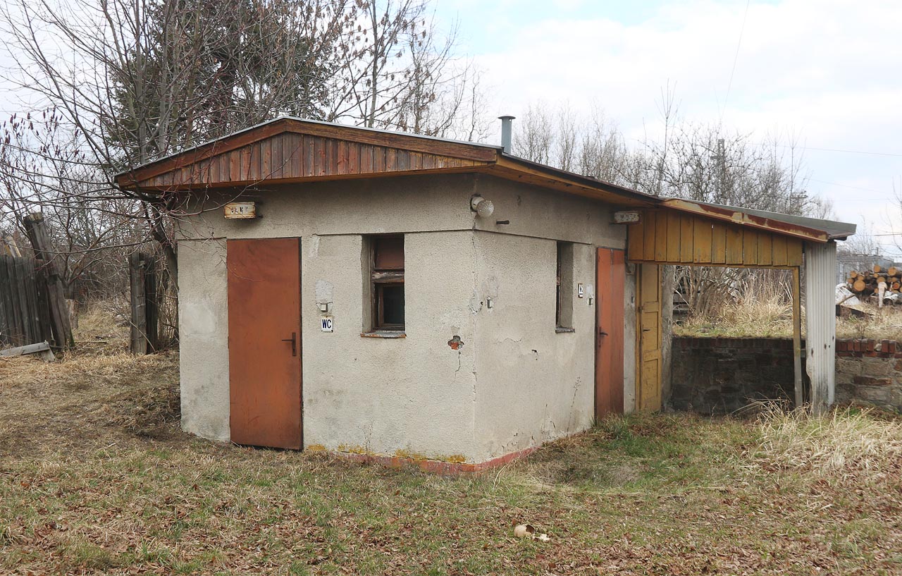 Z netypických staničních záchodů vyzařují vzpomínky na omšelou druhou polovinu 20. století.