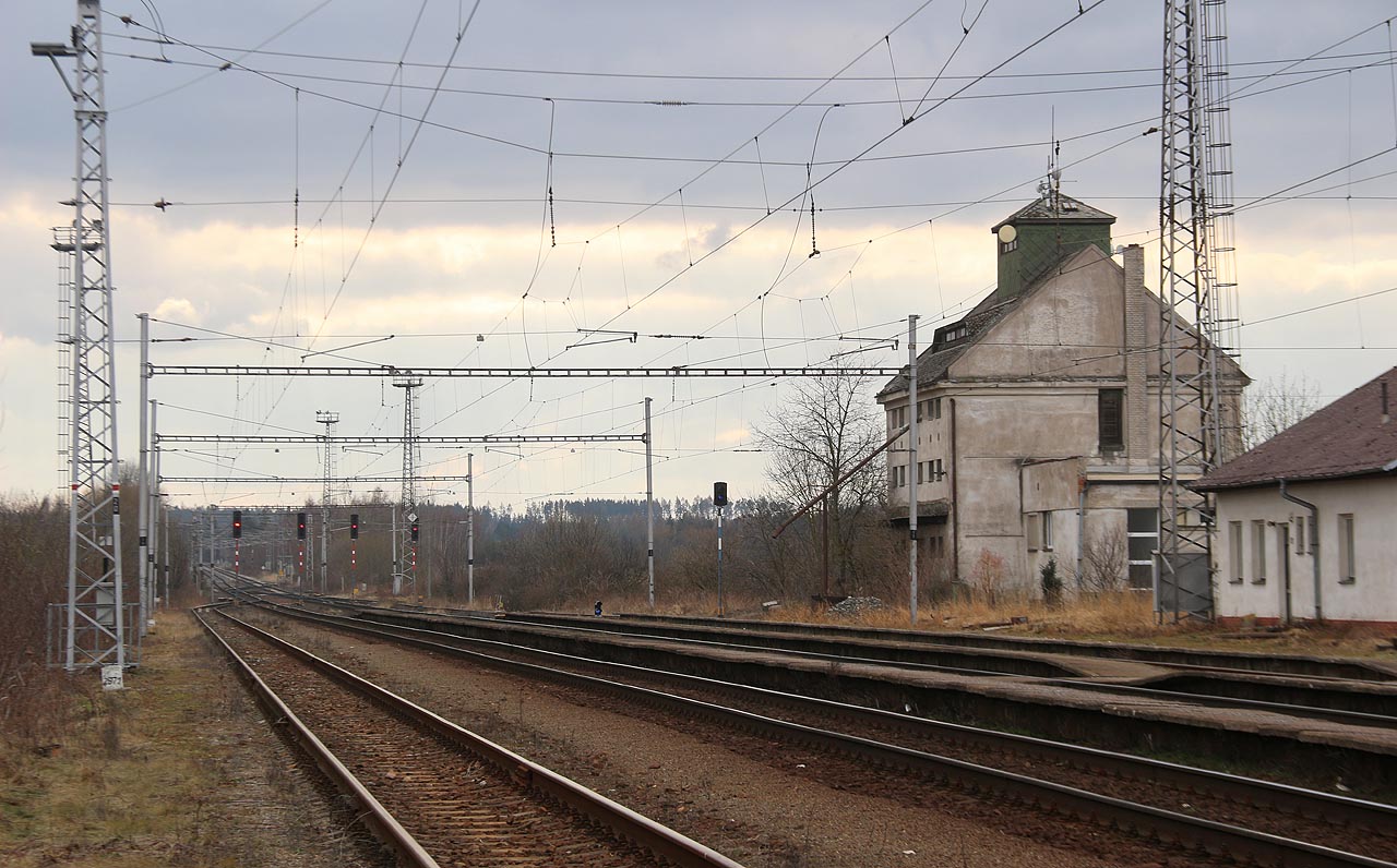 Potemnělé Leštinské zhlaví, dávno nepoužívaná sýpka odjzedová návěstidla a návěstidla S4, S2, S1, S3 a seřazovací návěstidlo Se7 ve stanici Vlkaneč.